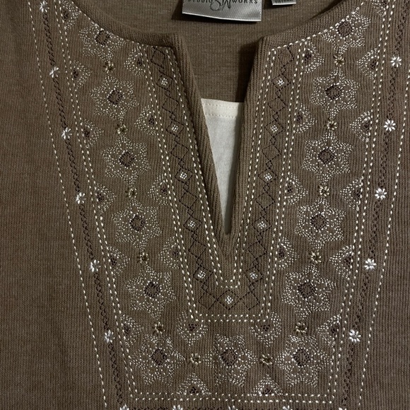 Nice soft cotton poly blend with stretch, embroidery design on front, NWT - Picture 2 of 5